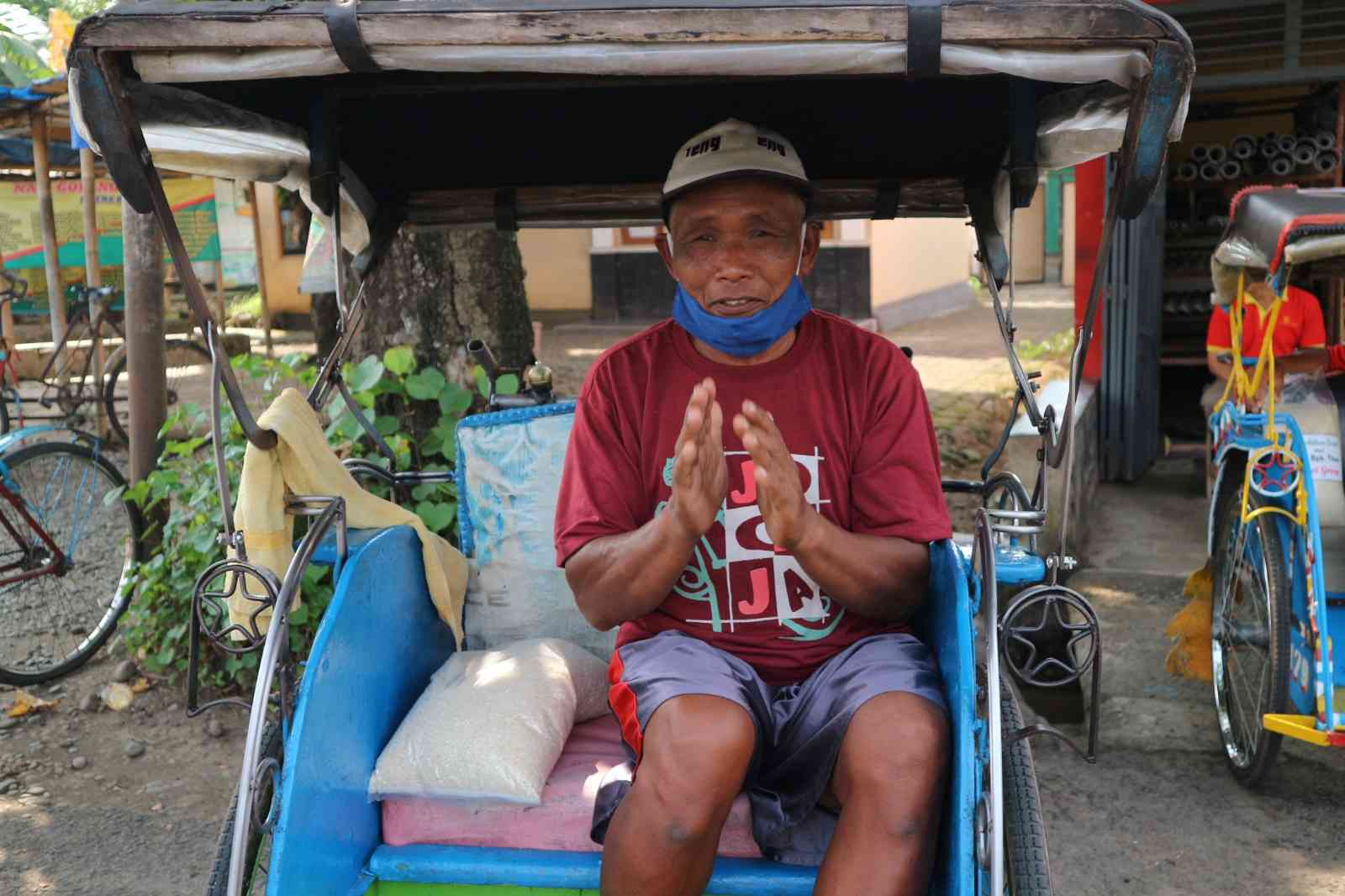 Ucapan terima kasih atas sedekah yang diberikan kepada seorang tukang becak/Foto: Lilian Kiki Triwulan