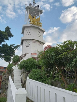 Menara rambu suar di ujung semenanjung sekitar lokasi rumah pengasingan Bung Karno di Parapat (Dok. Pribadi)