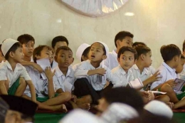 Ilustrasi anak kecil sholat tarawih di langgar, Sumber gambar: NU Online
