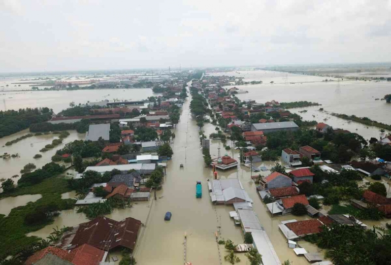 Banjir memutus akses jalan utama jalur pantura Demak-Kudus (sumber : KOMPAS/PRADITYA MAHENDRA YASA)