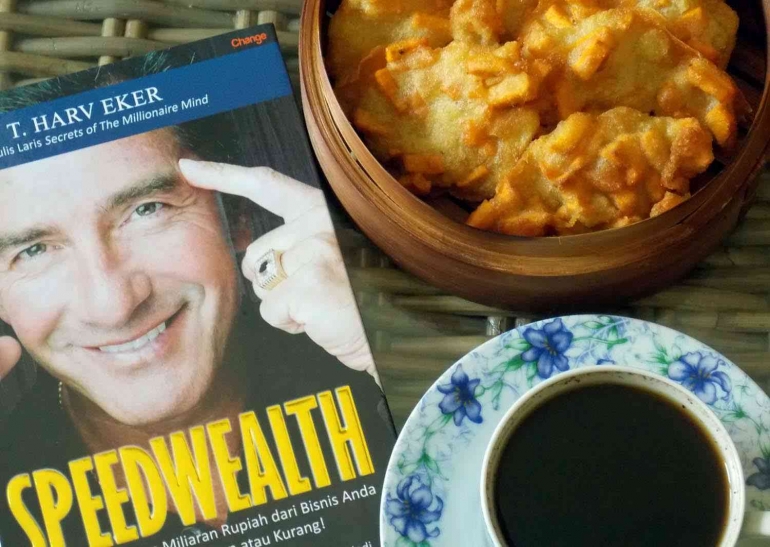 Berbuka dengan ubi tepung goreng dan kopi (Dokumentasi pribadi)