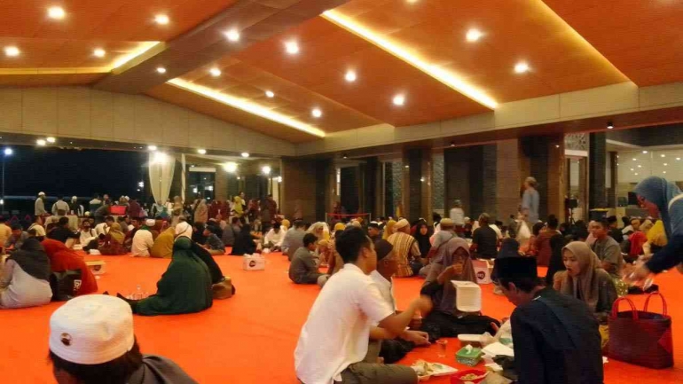 Suasana berbuka puasa bersama di Masjid Namira (Dokumentasi pribadi)