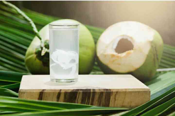 Air kelapa muda sebagai salah satu minuman sumber kalium sekaligus isotonik alami (Sumber : Freepik)