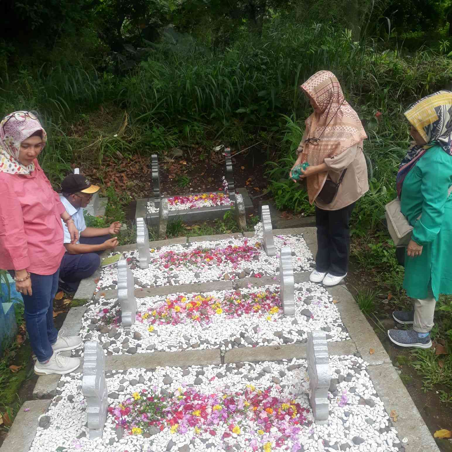 Berziarah kubur sebelum Ramadan (Foto Dokpri). 