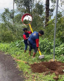 Mahasiswa KKN 66 Lakukan Pemasangan Rambu Jalan di Dusun Puwono/dok. pri