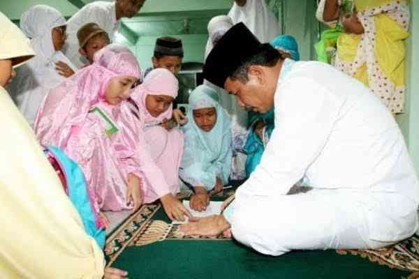 Anak anak minta tanda tangan pada rangkuman ceramah sesudah Tarawih, Sumber gambar: IDN Times