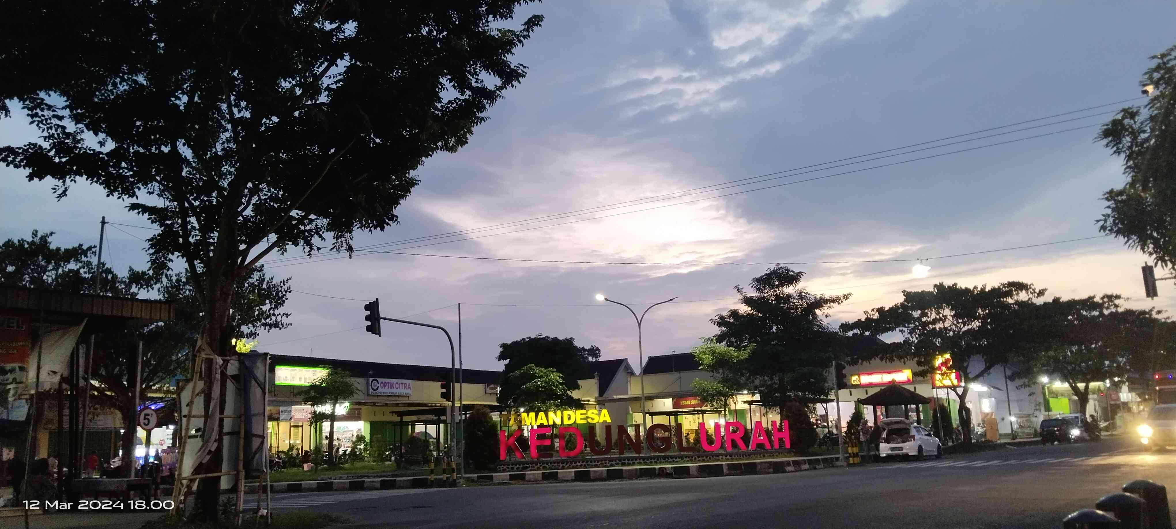 Dokpri Andarwatililis, kondisi Alun-alun Desa Kedunglurah saat bulan puasa di sore hari