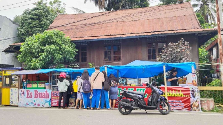 Lapak penjual takjil di kota Makale, Tana Toraja. Sumber: dokumentasi pribadi.