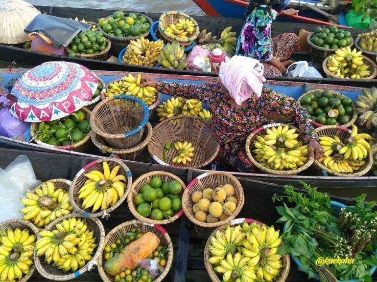 Aktifitas Usaha Perdagangan di Pasar Terapung Banjarmasin | @kaekaha