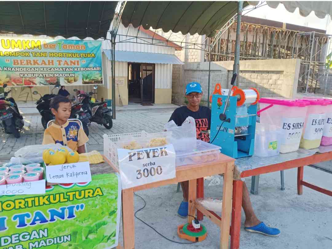 Lapak kelompok tani hortikultura berkah tani di Utara balai desa Krandegan, selatan lapangan (dokpri)