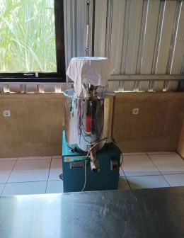 Mesin untuk memisahkan air sari melon dan ampasnya (dokpri)