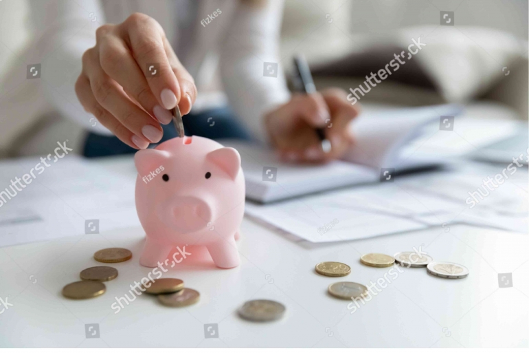 Ilustrasi gambar https://www.shutterstock.com/id/image-photo/close-economical-young-woman-manage-household-1831290271