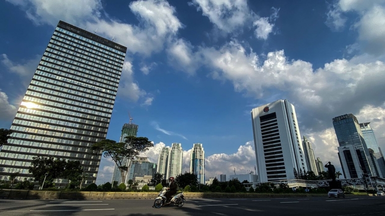 Kondisi Jakarta yang menyenangkan dengan langit biru sebagai dampak pelambatan aktivitas ekonomi ini ternyata semu. Polusi udara dari partikel halus PM2,5 masih sangat tinggi. (Foto: KOMPAS/WAWAN H PRABOWO)