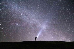 Seperti cahaya bintang-bintang di gelapnya malam, sembunyikan amalmu, dan biarlah Allah Yang Maha Tahu mencatat itu | Foto: peakpx.com