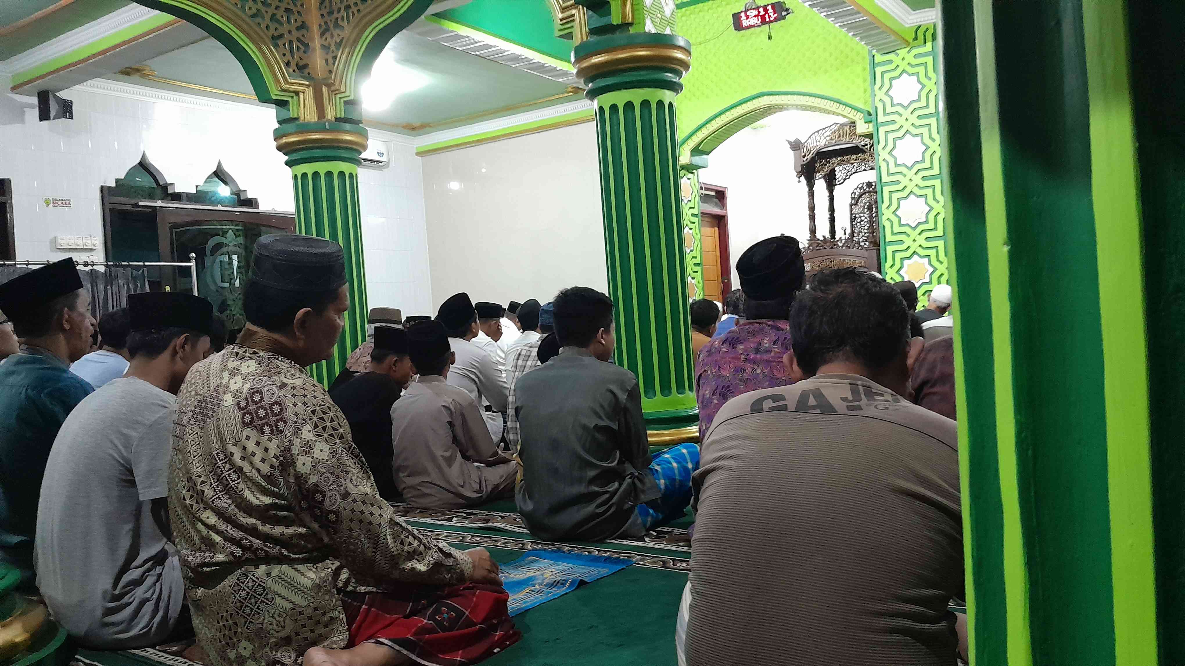 Tampak jamaah Sholat Tarawih Khusuk Dengan Amalan Tertentu (Hamim Thohari Majdi)