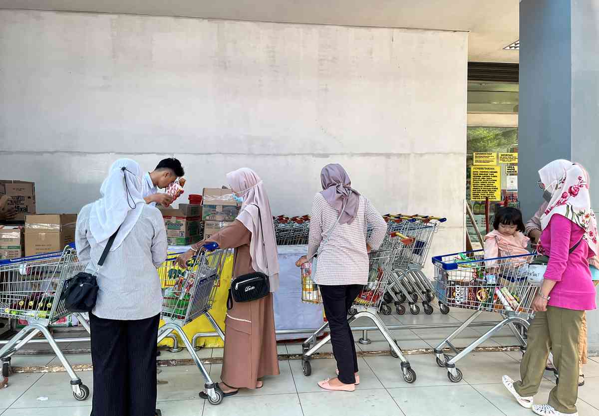 Berburu promo Ramadhan. (KOMPAS/PRIYOMBODO)