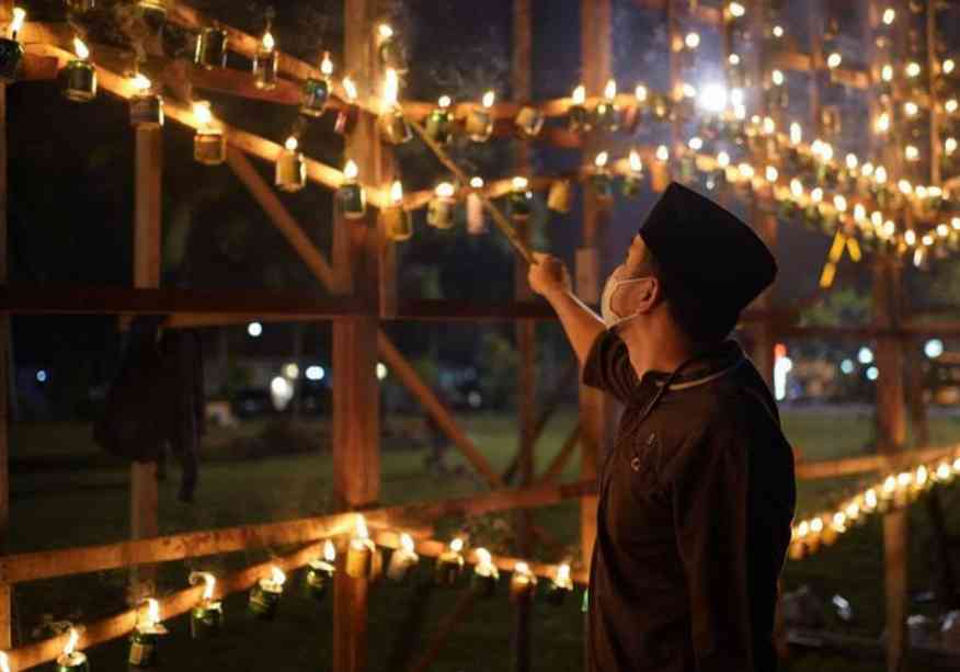 Sambut Ramadan dengan Kebersamaan: Tradisi Pasang Lampu Hias | detik.com