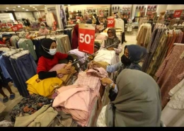 Diskon besar-besaran di bulan Ramadan, awas jebakan harga  murah barang lama diskon gede (dok foto: antarafoto.com)