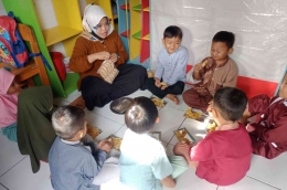 Foto : Pendidik Mengenalkan kudapan makanan tradisional sekitar lingkungan sekolah/foto diambil sebelum puasa Ramadhan (dokpri Hana Marita)