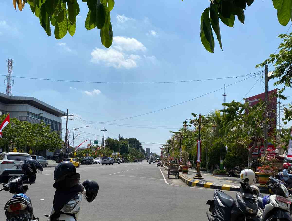 Area perlintasan kereta api, tempat ngabuburit warga. Foto dokpri