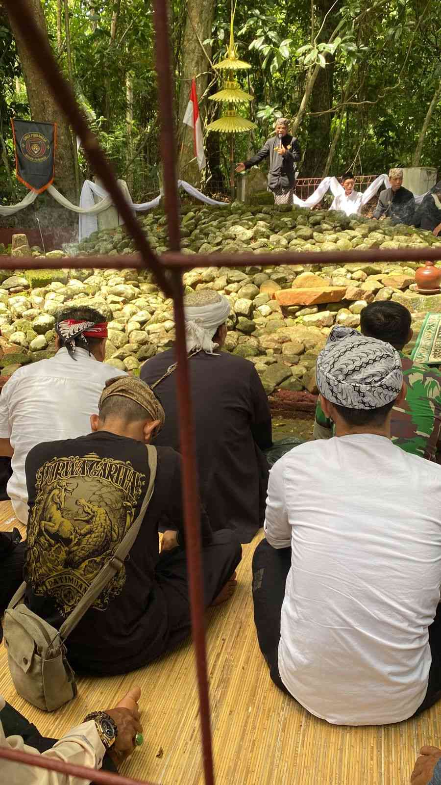 Tradisi Nyalin di Makam Singaperbangsa Kota Banjar. Sumber gambar: kiriman WhatsApp Dadang Darulkutni, SH.,S.Pd.