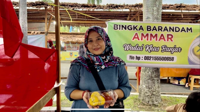 Seorang penjual kue tengah menjajakan dagangannya di Pasar Wadai Ramadan, Gedung Sultan Suriansyah, Banjarmasin. Sumber: dokumentasi pribadi.