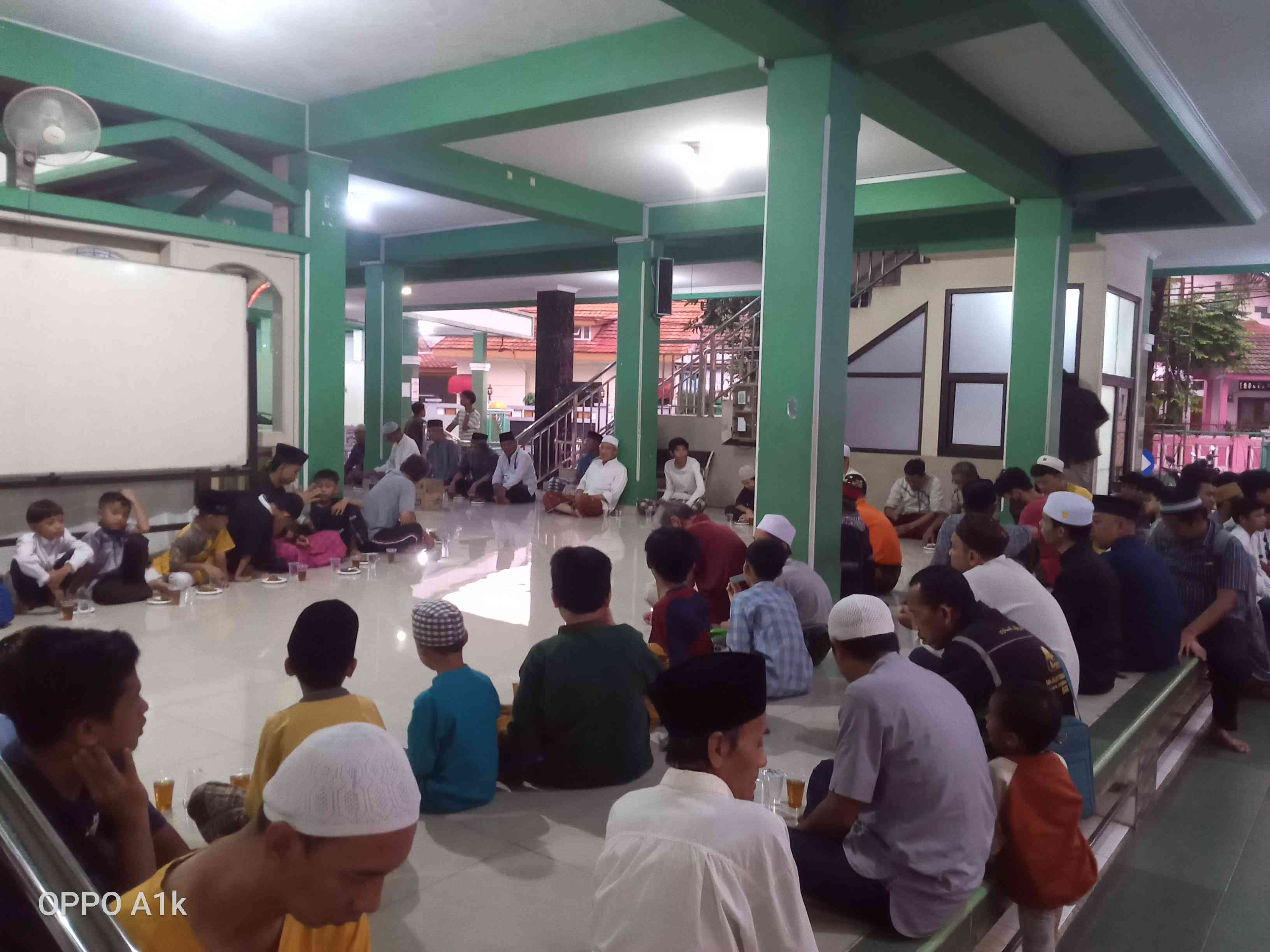 Suasana Bukber di Masjid Al Muhajirin, Jatikramat. (Dok: Pribadi)