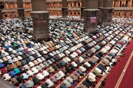 Jemaah Masjid Istiqlal saat melaksanakan shalat tarawih, Senin (11/3/2024).(KOMPAS.com/Dzaky Nurcahyo)