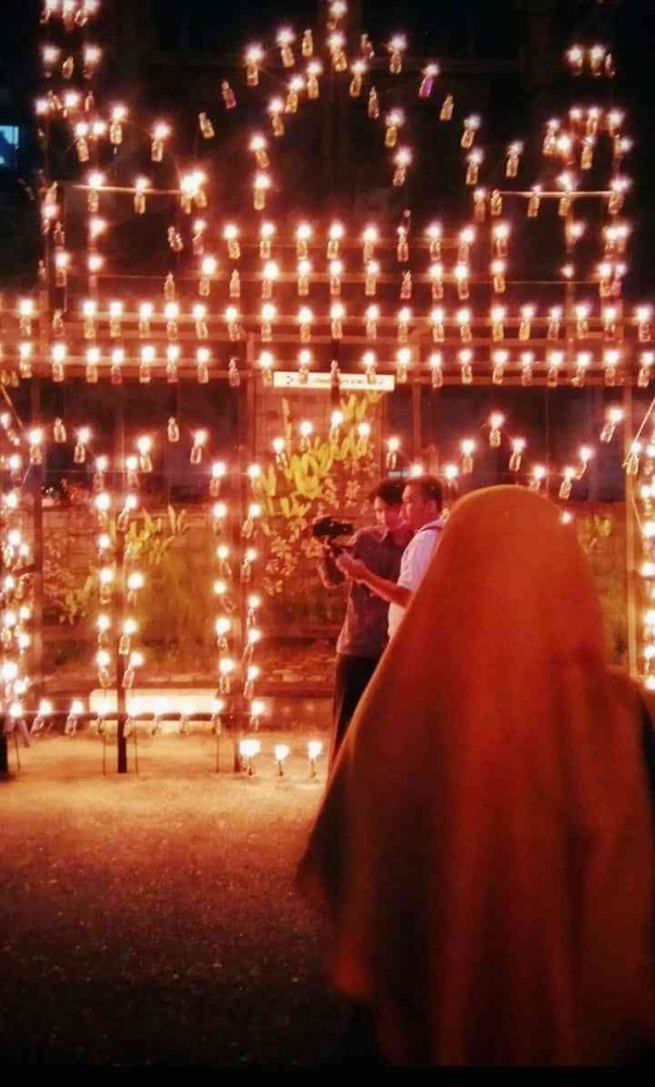 Menikmati tradisi lampu colok di Pekanbaru. (foto Akbar Pitopang)