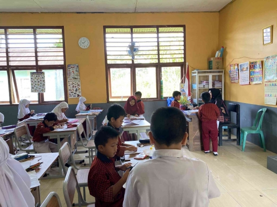 Siswa membuat bentuk wajah kreatif dan siswa yang belum paham bertanya kepada bu Asih (Dokpri)