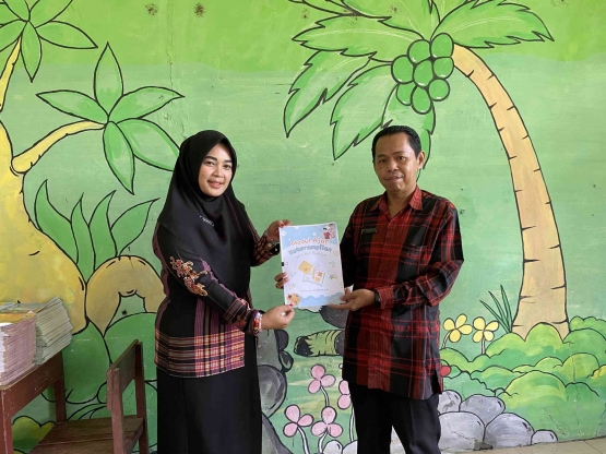 Ibu Asih menyerahkan kepada Kepala Sekolah,modul Ajar keterampilan Seni dan Budaya pada Kegiatan 15 Bentuk Wajah (Dokpri)