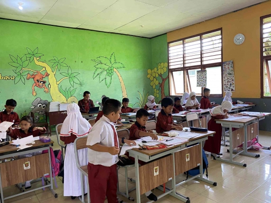 Siswa kelas 1 sedang membuat bentuk wajah kreatif menggunakan bahan sederhana (Dokpri)