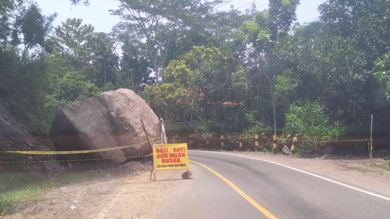 Sebongkah batu  besar teronggok di tikungan Jalan Trans Sulawesi, Enrekang-Toraja. Sumber: dokumentasi pribadi