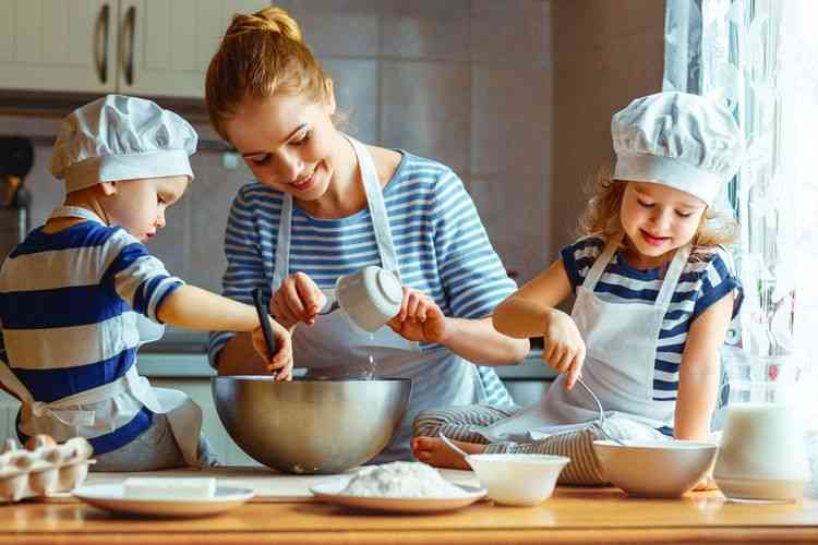 Ilustrasi membuat kue bersama anak.(Sumber: Dok. Shutterstock/Evgeny Atamanenko via kompas.com) 