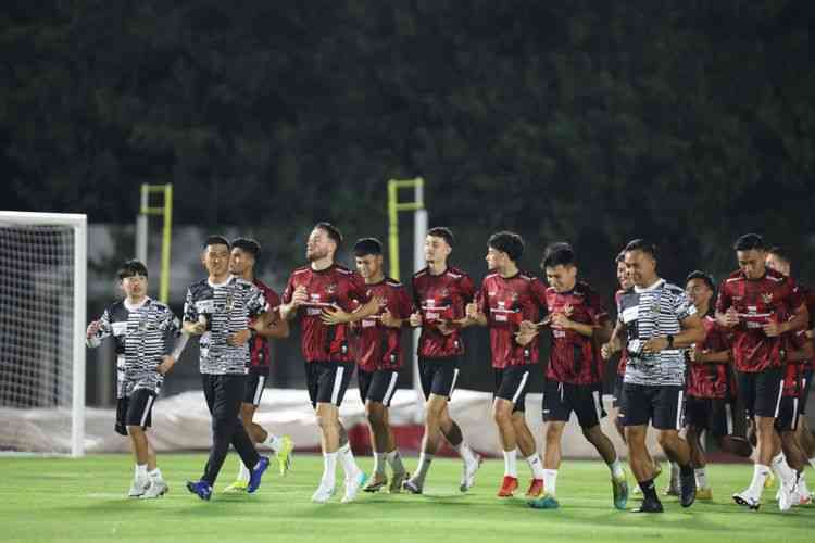 Para pemain Timnas Indonesia menjalani sesi latihan menjelang laga kontra Vietnam. Foto: Dok. PSSI via Kompas.com