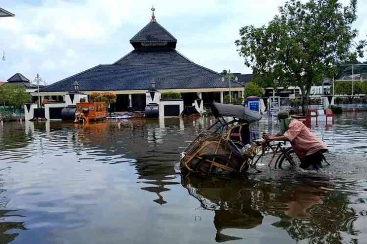 Hujan berlebihan timbulkan banjir yang merendam Alun-Alun Demak (Dok foto: Kompas.com/Nur Zaidi)