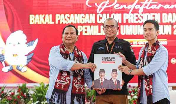Prabowo kiri, Ketua Komisi Pemilihan Umum (KPU) RI Hasyim Asy'ari dan Gibran. Dokumen Pribadi.