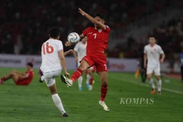 Aksi Marselino Ferdinan berduel dengan Nguyen Thai Son di laga Indonesia vs Vietnam, Kamis (21/3/2024). Sumber : KOMPAS/FAKHRI FADLURROHMAN 