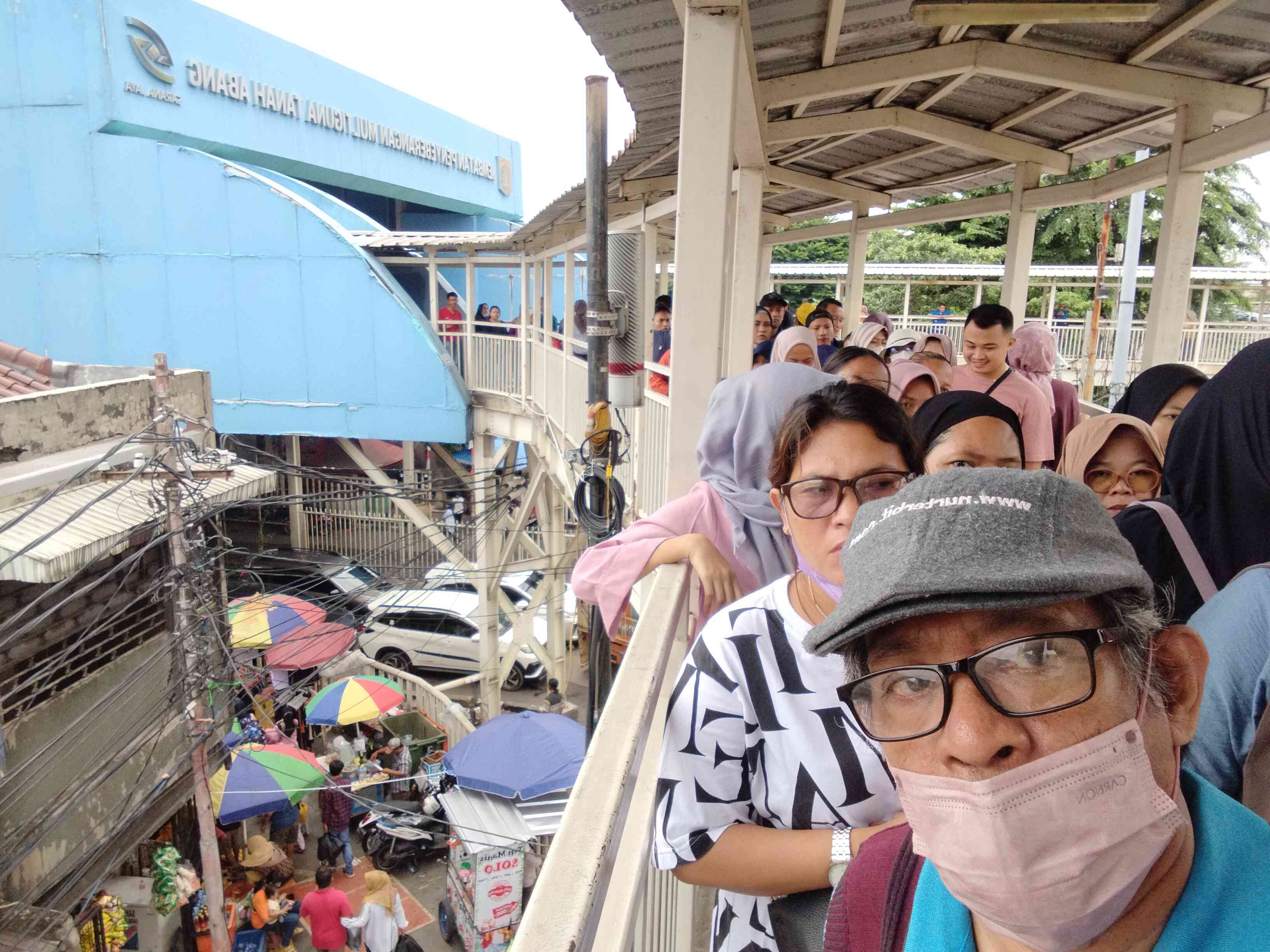 Ramadan di Pasar Tanah Abang Jakarta, pengunjung luber hingga ke jembatan penyeberangan (foto dok Nur Terbit) 