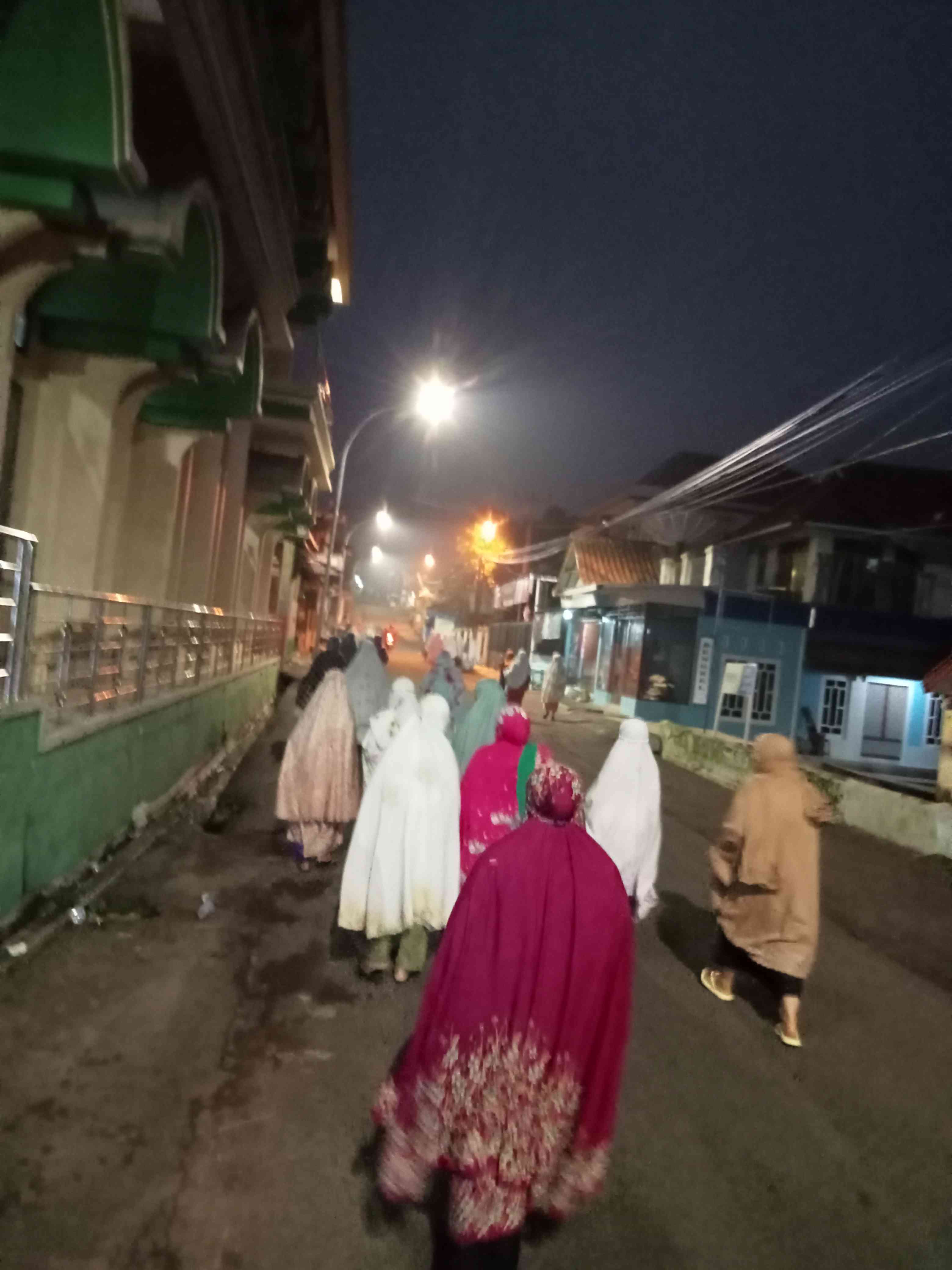 Sepulang kuliah subuh dilanjutkannya dengan jalan pagi. (Dokumentasi penulis)