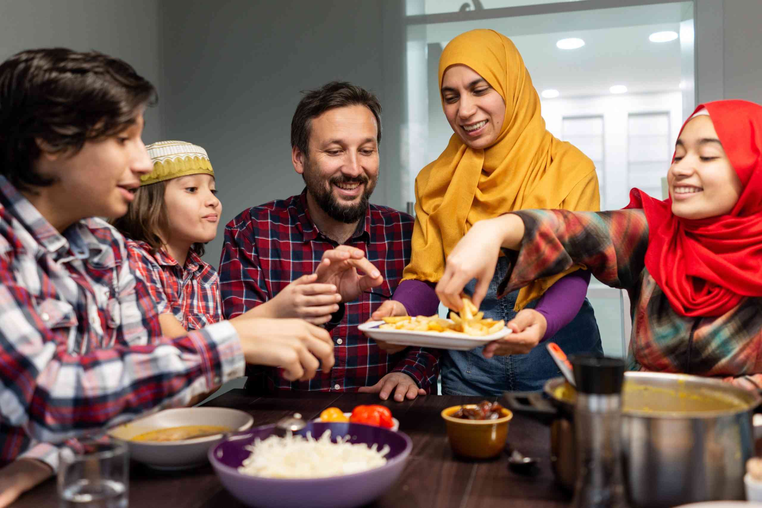 suasana berbuka puasa (mother.ly)