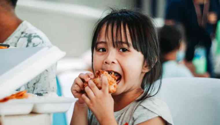 Ilustrasi anak sedang bersantap sahur dengan fast food sumber gambar lingoace.com