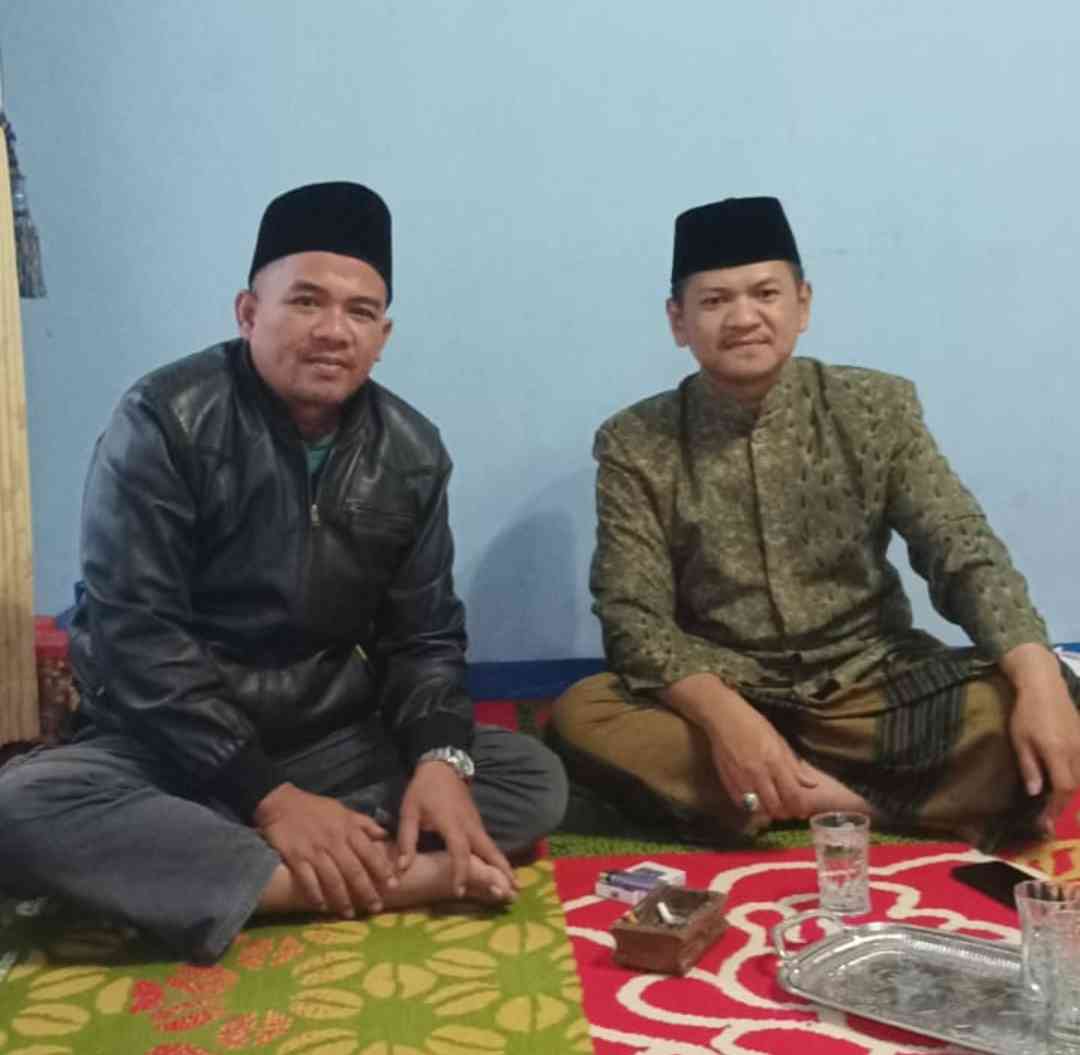 Dokpri. Penulis berfoto bersama KH. Asep Yusuf Attauziri, Pengasuh Ponpes Nurul Huda Cibodas Cikajang Garut 