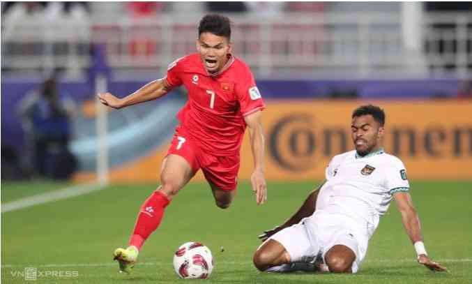 Bek Vietnam Pham Xuan Manh diganjal pemain sayap Indonesia Yakob Sayuri di Piala Asia tahun lalu. (Foto: VN Express International)