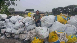Tumpukan plastik low value yang tidak terolah karena berbiaya mahal di Sidoarjo - Jawa Timur. (Dokumentasi pribadi)