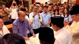 Ketua TKN Rosan Roeslani menyerahkan surat berita acara hasil rekapitulasi KPU ke Prabowo Subianto/Instagram @rosanroeslani