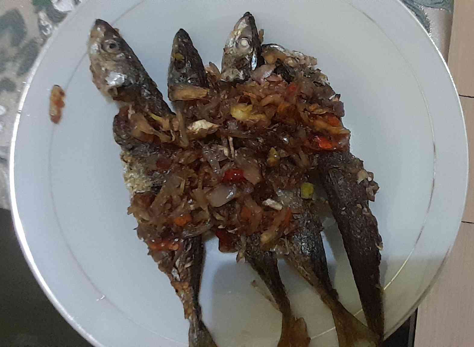 Kembung goreng dicabein dan dibawangin (dokpri Greg Nafanu)