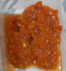 Sambal tanpa irisan jeruk nipis tapi perasan jeruk purut (dokpri Greg Nafanu) 