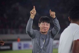 Shin Tae-yong, saat mendampingi timnya dalam laga Kualifikasi Piala Asia U23 2024 melawan Taiwan (9/9/2023). (Sumber: KOMPAS.com/Mochamad Sadheli)