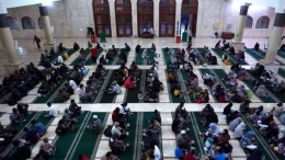 Ilustrasi buka puasa bersama di masjid (Sumber: Jabar.tribunnews.com)